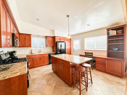 Relaxing 4BR Getaway with Pool and Garden - BBUC in Los Angeles, USA