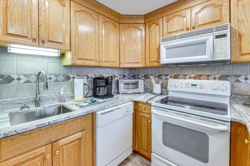 Snowshoe Condo with Mtn Views, Walk to Ski Lift in Snowshoe, USA
