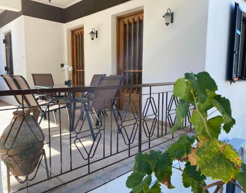 Demie and George Ηouse Demie and George Ηouse