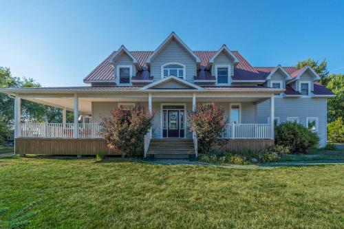 The County Lakehouse - Waterfront w Hot Tub in 米爾福德 (ON)