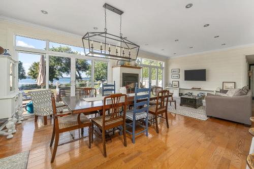 The County Lakehouse - Waterfront w Hot Tub in 米爾福德 (ON)