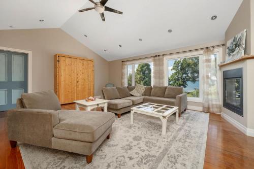 The County Lakehouse - Waterfront w Hot Tub in 米爾福德 (ON)