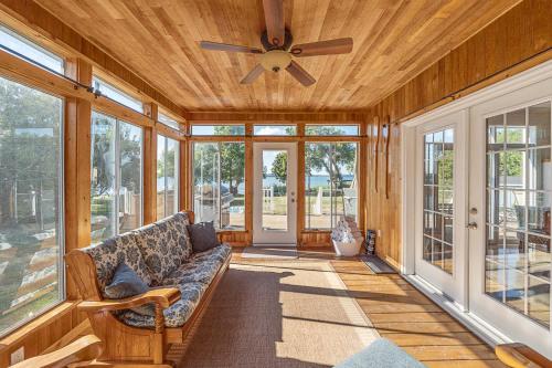 The County Lakehouse - Waterfront w Hot Tub in 米爾福德 (ON)