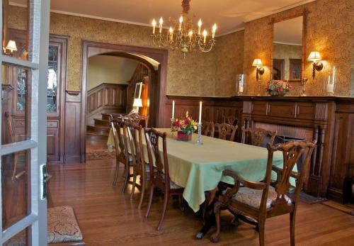 Hilltop Inn in Newport, USA