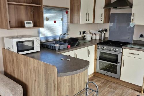 3-Bed Caravan - Sleeps 8 - Pool, Skegness