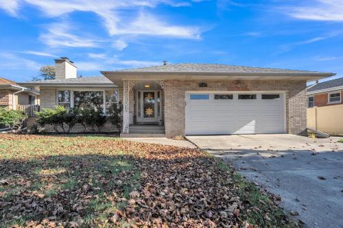 Spacious 2 bedroom home in Niles, Illinois with office, full kitchen and 2 baths – khách sạn tại North Chicago