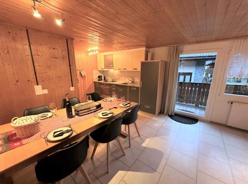 廚房, Ski-in, central and cosy in the Chalet Diana, free access to swimming pool in 貝特默阿爾