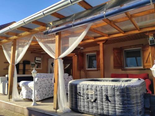 Szofi Vendégház (Szofi Vendeghaz) in โคโรเชกี