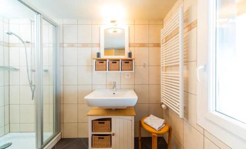 淋浴間, Ski-in, central and cosy in the Chalet Diana, free access to swimming pool in 貝特默阿爾