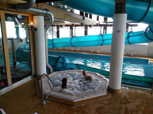 熱水浴缸, Ski-in, central and cosy in the Chalet Diana, free access to swimming pool in 貝特默阿爾