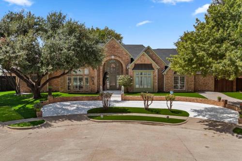 Luxurious Villa with Pool and Spa in Plano, USA