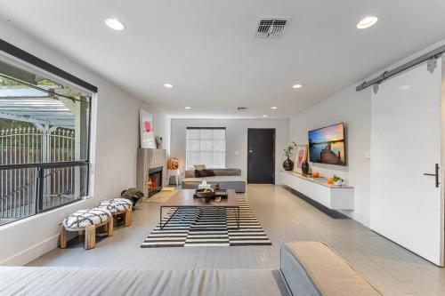 NoHo Luxury Spacious 3Bedroom Home with Hot Tub in Los Angeles, USA