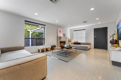 NoHo Luxury Spacious 3Bedroom Home with Hot Tub in Los Angeles, USA