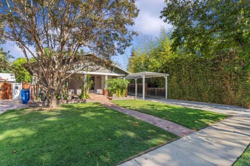 NoHo Luxury Spacious 3Bedroom Home with Hot Tub in Los Angeles, USA