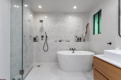 NoHo Luxury Spacious 3Bedroom Home with Hot Tub in Los Angeles, USA
