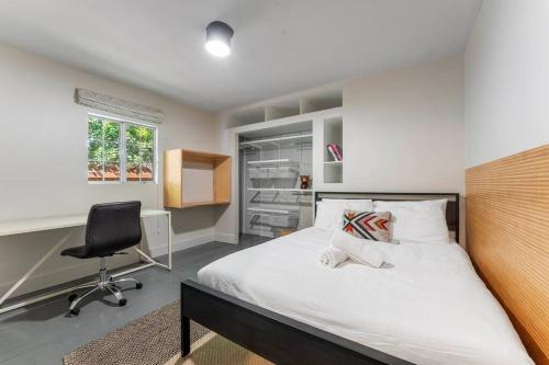 NoHo Luxury Spacious 3Bedroom Home with Hot Tub in Los Angeles, USA