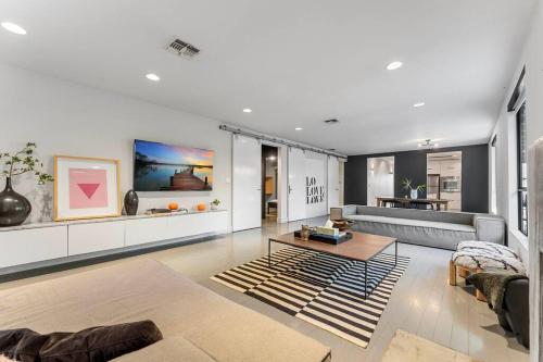NoHo Luxury Spacious 3Bedroom Home with Hot Tub in Los Angeles, USA