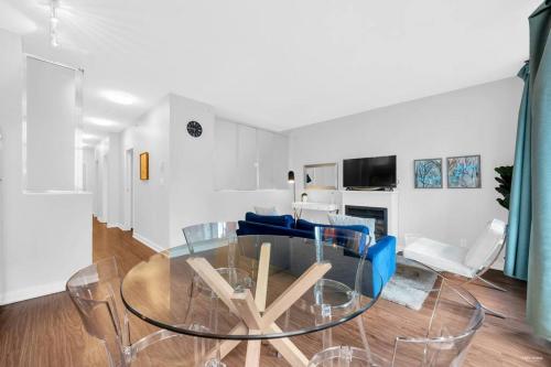 Beautiful 2Bedrooms Suite Downtown Free Parking in Vancouver, Canada