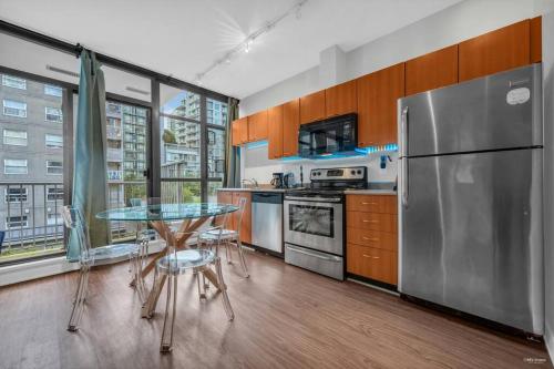 Beautiful 2Bedrooms Suite Downtown Free Parking in Vancouver, Canada