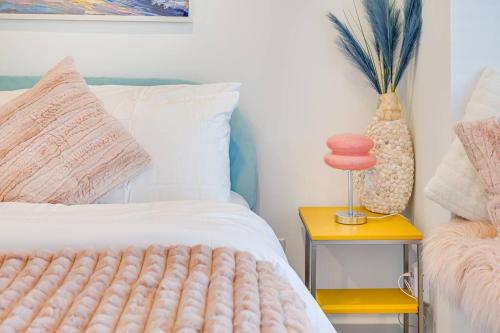 Stylish 2 Bedroom Miami Vibe Suite in Port Coquitlam, Canada