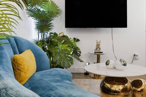 Stylish 2 Bedroom Miami Vibe Suite in Port Coquitlam, Canada