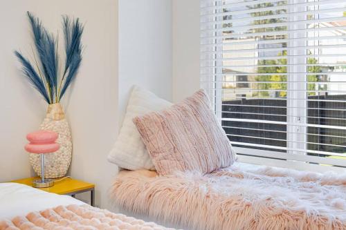 Stylish 2 Bedroom Miami Vibe Suite in Port Coquitlam, Canada