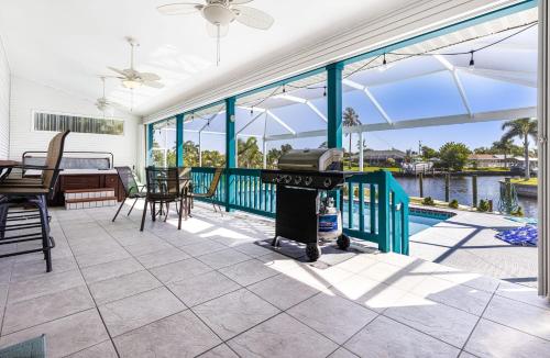 Lazy Palm Retreat Heated Pool Jacuzzi Gulf Canal in 北邁爾斯堡