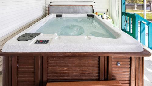 Lazy Palm Retreat Heated Pool Jacuzzi Gulf Canal in 北邁爾斯堡