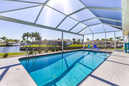 Lazy Palm Retreat Heated Pool Jacuzzi Gulf Canal in 北邁爾斯堡