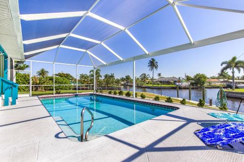 Lazy Palm Retreat Heated Pool Jacuzzi Gulf Canal in 北邁爾斯堡