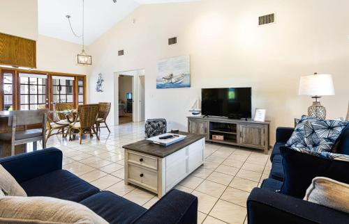 Lazy Palm Retreat Heated Pool Jacuzzi Gulf Canal in 北邁爾斯堡