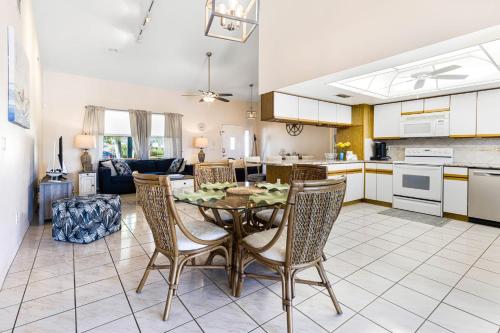 Lazy Palm Retreat Heated Pool Jacuzzi Gulf Canal in 北邁爾斯堡