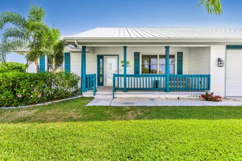 Lazy Palm Retreat Heated Pool Jacuzzi Gulf Canal in 北邁爾斯堡