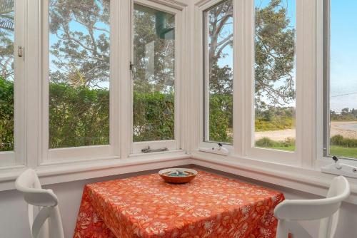 Aurora quintessential beachfront couples getaway in Currarong