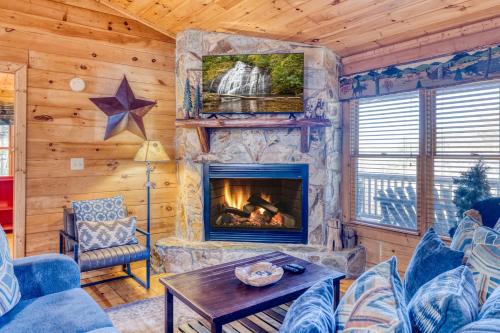 Secluded Sunrise Ridge-10 Min From Blue Ridge, King Beds, Hot Tub, 2 Porches, Fireplace Wood Burning, Mountain View, Cozy in Blue Ridge, USA