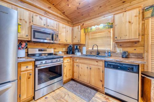 Secluded Sunrise Ridge-10 Min From Blue Ridge, King Beds, Hot Tub, 2 Porches, Fireplace Wood Burning, Mountain View, Cozy in Blue Ridge, USA