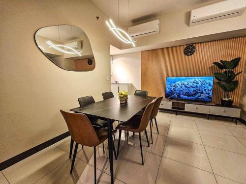 Spacious 3BR Suite in Uptown BGC - Walking Distance to Malls and Restaurants, Manila