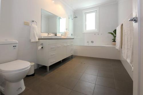 Newtown vibes with pool & parking