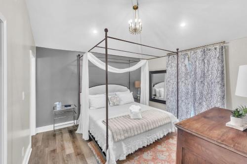 Comfy Apt 4 in Historic Museum District Duplex - image 10