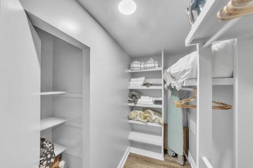 Comfy Apt 4 in Historic Museum District Duplex - image 7