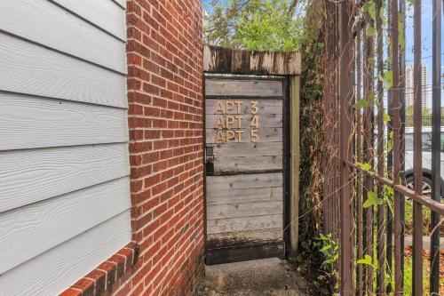 Comfy Apt 4 in Historic Museum District Duplex - image 12