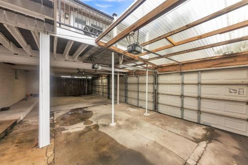 Comfy Apt 4 in Historic Museum District Duplex - image 11
