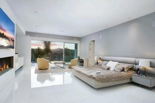Luxurious 5 Bedroom Villa with Pool & Stunning Views in Beverly Hills, USA