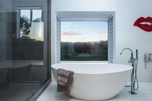 Luxurious 5 Bedroom Villa with Pool & Stunning Views in Beverly Hills, USA
