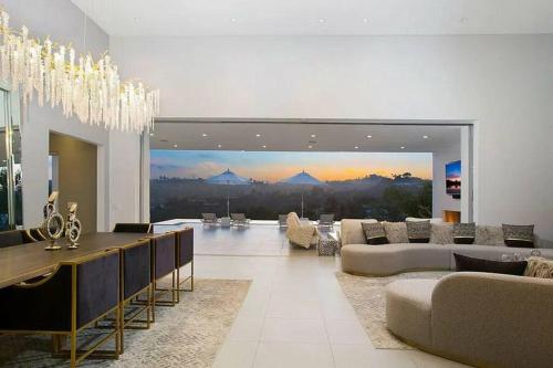 Luxurious 5 Bedroom Villa with Pool & Stunning Views in Beverly Hills, USA
