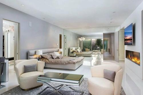 Luxurious 5 Bedroom Villa with Pool & Stunning Views in Beverly Hills, USA