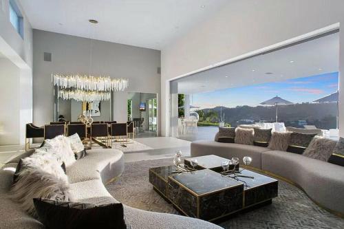 Luxurious 5 Bedroom Villa with Pool & Stunning Views in Beverly Hills, USA