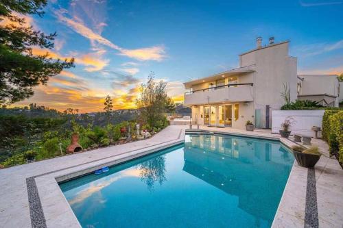 Stunning 6 Bedroom Home with Pool, Jacuzzi, Views