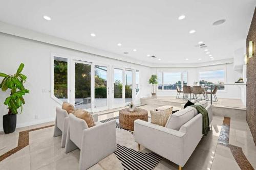 Stunning 6 Bedroom Home with Pool, Jacuzzi, Views in Los Angeles, USA