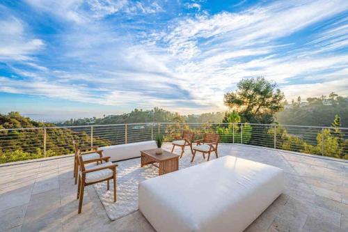 Stunning 6 Bedroom Home with Pool, Jacuzzi, Views in Los Angeles, USA